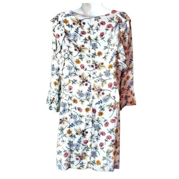 Sanctuary white background with floral pattern 3/4 sleeves and flutter at bodice - Picture 6 of 9